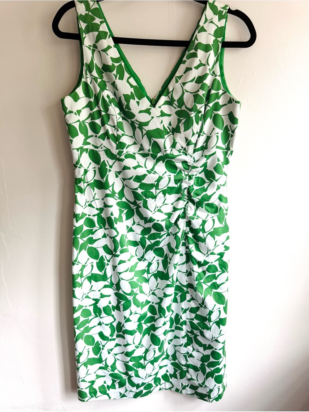 Donna Ricco New York Green and White Leaf Print V-Neck Sheath Dress